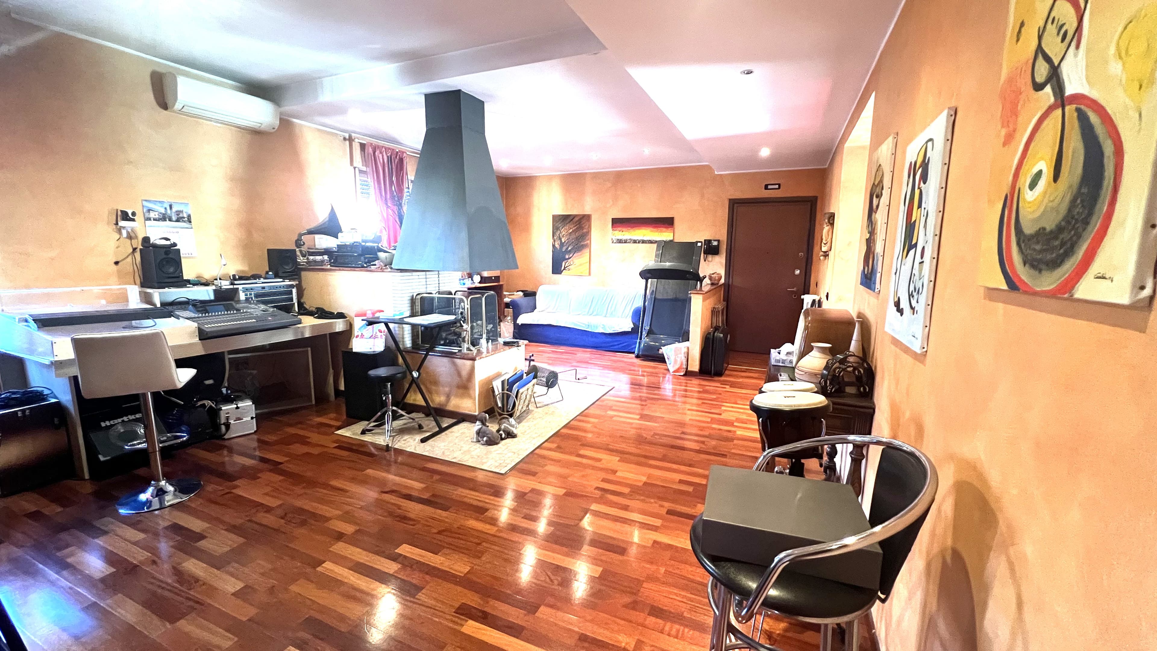 Bilocale ristrutturato con camino - Immagine 3