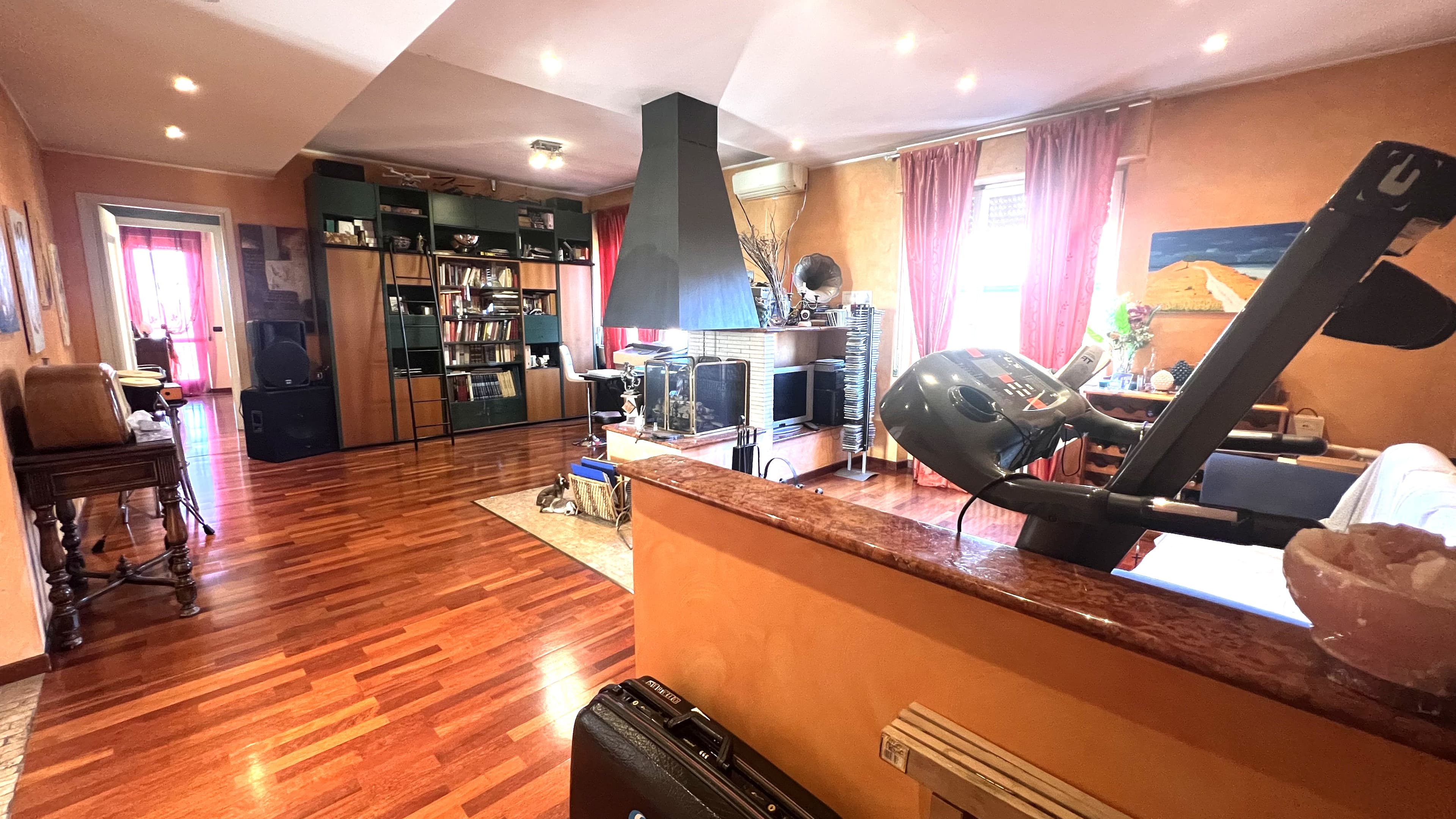 Bilocale ristrutturato con camino - Immagine 5